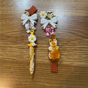 Honey Bear and Sword Daisy Bow Keychain Charm